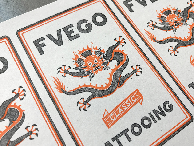 Tarjetas de visita impresas en risografía en naranja y negro para el tatuador Fuego